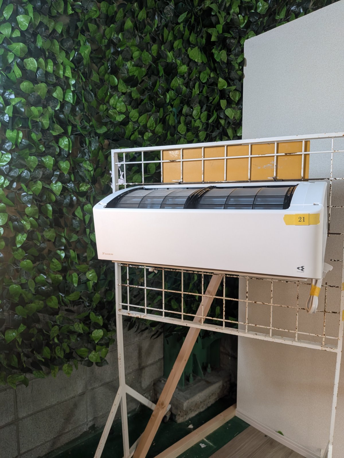 中古 エアコン DAIKIN ATR56APE4-W 18畳 2024年製 写真1